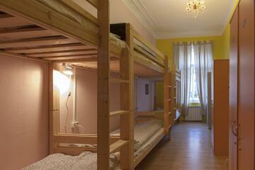 Кровать в общем номере с шестью кроватями в Хостеле Late Breakfast Club Hostel