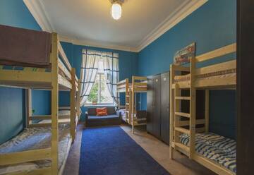 Кровать в общем номере с восьмью кроватями в Хостеле Late Breakfast Club Hostel