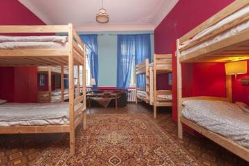 Кровать в общем номере с десятью кроватями в Хостеле Late Breakfast Club Hostel